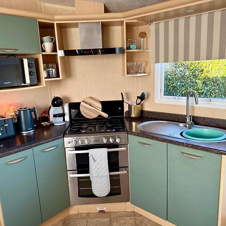 Stylish Inviting 2 Bedroom Caravan With Sea View East Mersea Exterior photo